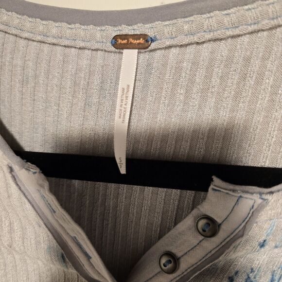 Free People Layer Me Henley Top Small Floral Gray Combo Bell Sleeve Boho New - Picture 3 of 10